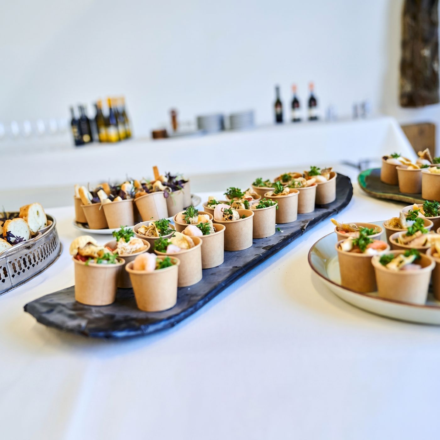 Catering-anretninger i bægre, klar til servering