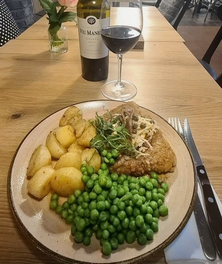 Wienerschnitzel med kartofler og ærter