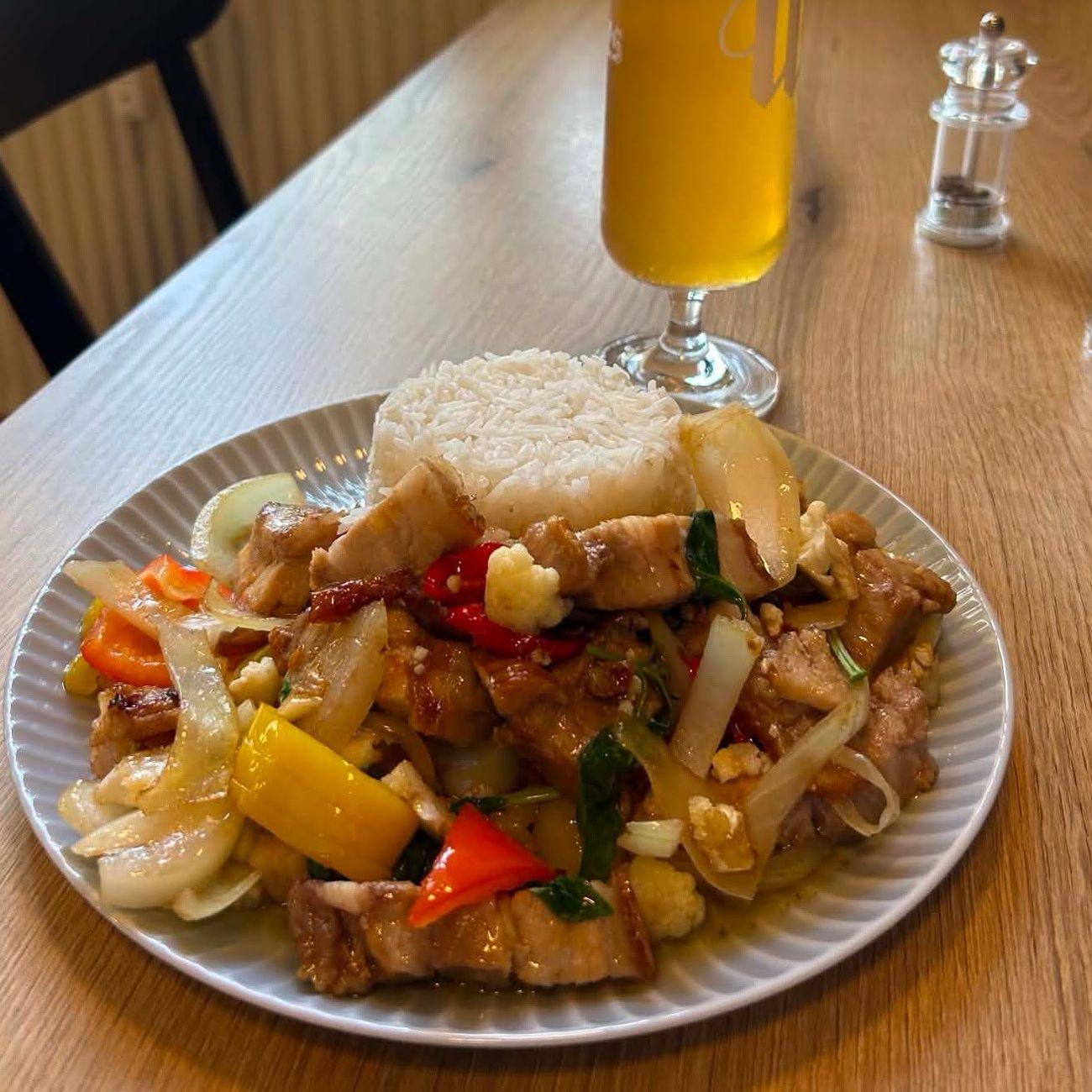 Phad hmu krob, lynstegt sprødt grisebryst med grønt og ris